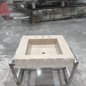 Rustykalna umywalka z marmuru trawertynowego: projekt łazienki z naturalnego kamienia (23,5 x 22 x 5)