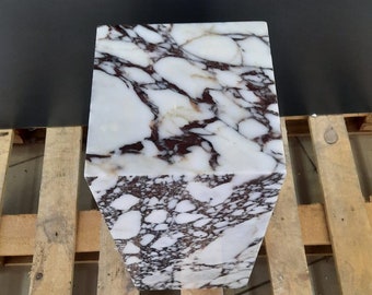 Zoccolo in marmo Calacatta Viola: tavolino laterale personalizzato, 35" di altezza x 12" x 12"