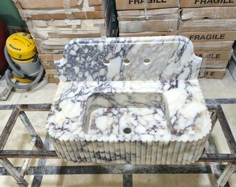 Lavabo de mármol Calacatta Viola con laterales acanalados y protector contra salpicaduras