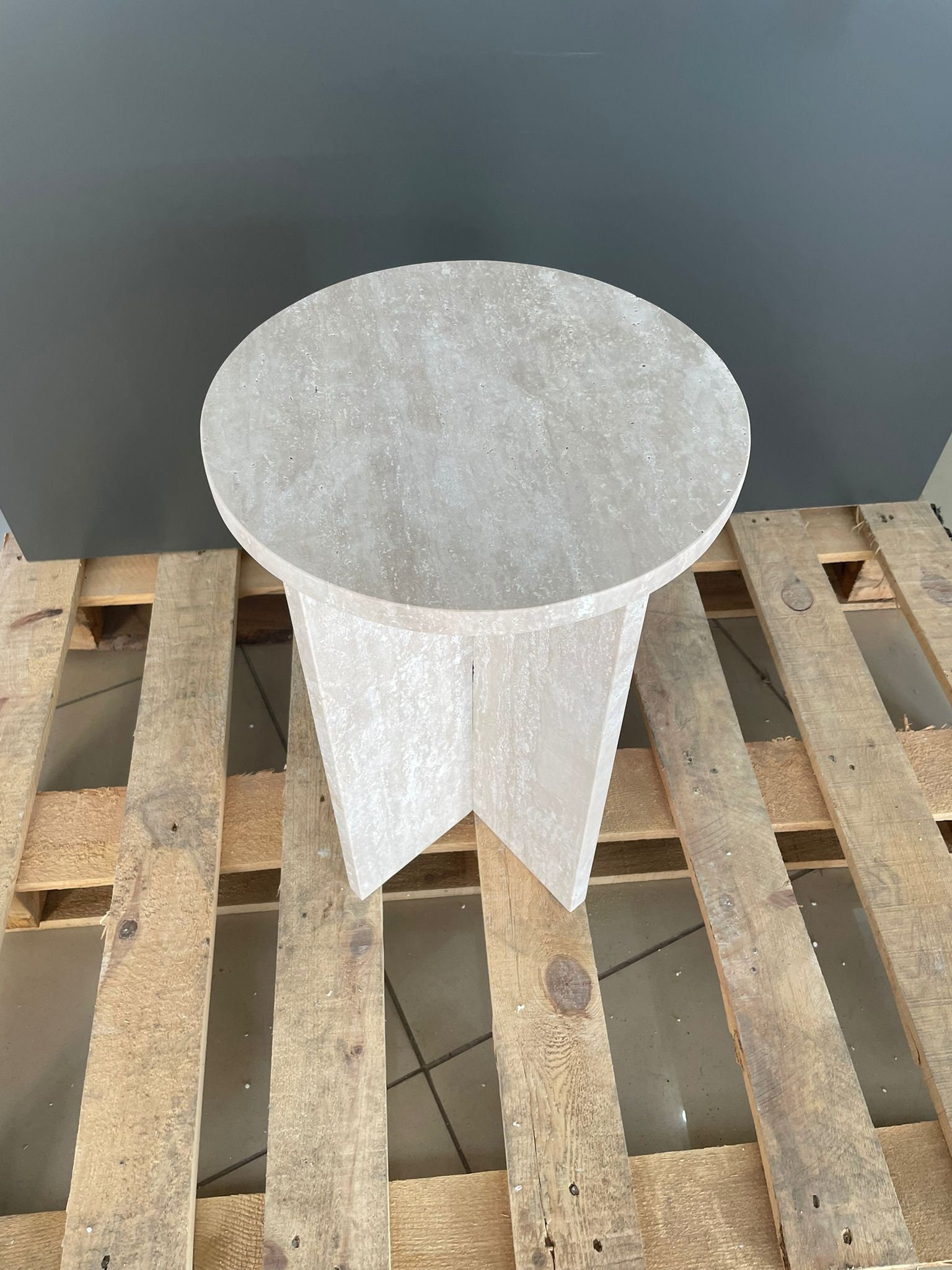 天然トラバーチンサイドテーブル：丸型大理石台座、ホーム