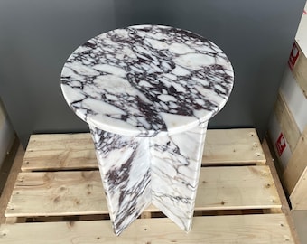 Mesa lateral de mármore Calacatta feita à mão: mesa de centro moderna com pedestal