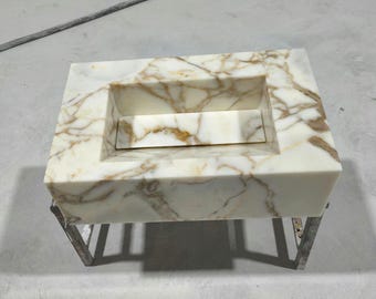 Lavandino in marmo Calacatta Gold: lavabo in pietra naturale montato a parete