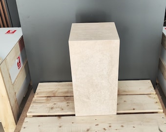 Bijzettafel natuurlijk travertijn: moderne plinttafel