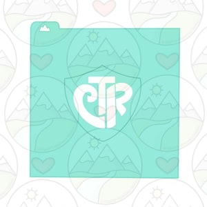 Puede incluir: Un cuadrado azul turquesa con un escudo blanco en el centro. El escudo tiene las letras "CTR" en su interior. El fondo del cuadrado tiene un patrón de montañas y soles blancos.