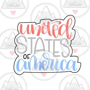 Może przedstawiać: Wycinarka do ciasteczek w kształcie sł&oacute;w "United States of America". Słowa są napisane kursywą. Słowa "United" i "America" są czerwone, a słowa "States of" są szare.