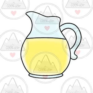 Puede incluir: Una jarra de vidrio transparente con asa, llena de un líquido amarillo. La jarra tiene un borde azul y una base azul.