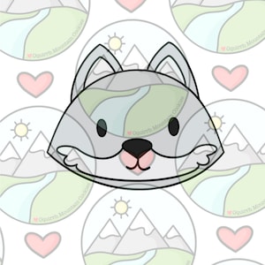 Puede incluir: Un cortador de galletas de lobo gris con un diseño simple. El cortador tiene una cabeza redonda con dos orejas, una nariz pequeña y una boca en forma de corazón.