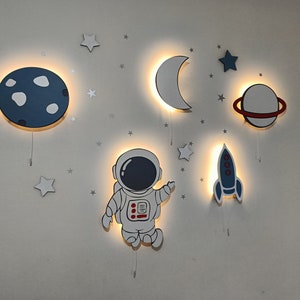 Weltraum-Themen-Kinderzimmer-Nachtlichter, hölzerne Kinderzimmer-Wandkunst, 5er-Set Wandleuchten, Weltraumkunst, Astronauten-Wandleuchte, Raumschiff
