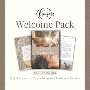 Puede incluir: Una plantilla Canva descargable para un paquete de bienvenida de sanación por sonido. La plantilla presenta un fondo beige con una foto de un cuenco de canto y una persona que recibe un tratamiento de sanación por sonido. El texto "Sound Healing Welcome Pack" se presenta en el centro de la plantilla.
