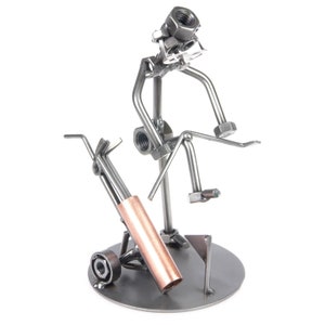 Schraubenmuttern Skulptur Golfer bricht seinen Club Knie - Handgemachte Metall Ornament Figurine Sammlerstück