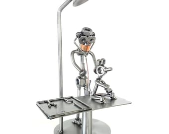 Schrauben und Muttern Skulptur Tierarzt mit Hund - Handgefertigte Metall Ornament Figur Sammlerstück