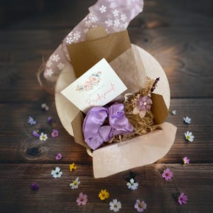 Coffret de demande en mariage pour demoiselle d'honneur Lavender Lovers avec bouquet séché violet et chouchou en satin. Serez-vous ma demoiselle d'honneur ? Coffret de demande en mariage pour demoiselle d'honneur