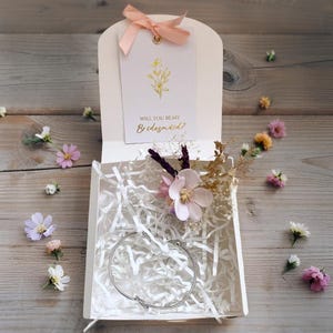 Coffret cadeau personnalisable pour demoiselle d'honneur avec bracelet à épingle à cheveux rose et carte « Veux-tu être ma demoiselle d'honneur ? » Demande en mariage, accessoire de coiffure personnalisé.