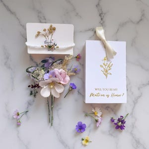 Coffret cadeau élégant pour demoiselle d'honneur avec épingle à cheveux à fleurs pastel, bracelet de perles et carte « Veux-tu être ma demoiselle d'honneur ? » Demande en mariage