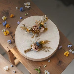 Könnte beinhalten: Zwei Blumenhaarklammern mit getrockneten Blumen, darunter beige, blaue und gelbe Blumen, auf weißem Hintergrund.
