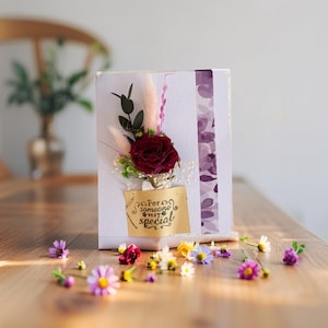 Carte élégante « Pour quelqu'un de très spécial » avec des roses séchées pour les mariages et les anniversaires » Bouquet de fleurs séchées Cadeau personnalisé Souvenir souvenir