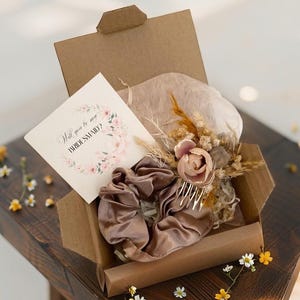 Coffret cadeau de demoiselle d'honneur luxueux aux tons terreux avec peigne à cheveux élégant, chouchou en satin, carte « Veux-tu être ma demoiselle d'honneur ? » et coffret cadeau pour demande en mariage