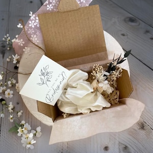 Coffret de demande en mariage style verdure avec bouquet d'eucalyptus gypsophile et chouchou en satin. Seras-tu ma boîte de demande en mariage demoiselle d'honneur ?