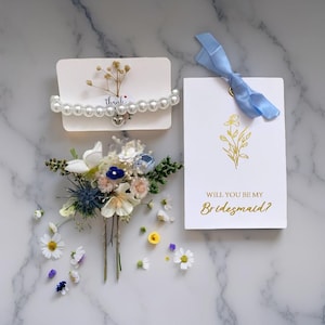 Coffret cadeau intemporel pour demoiselle d'honneur avec épingle à cheveux fleur, bracelet cœur en perles, carte « Veux-tu être ma demoiselle d'honneur ? » et coffret de demande en mariage. Accessoires de mariée.