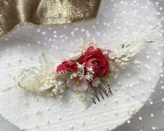 Elegant hair comb in striking magenta, perfect for fairy-tale brides. Made with high-quality preserved and dried materials.