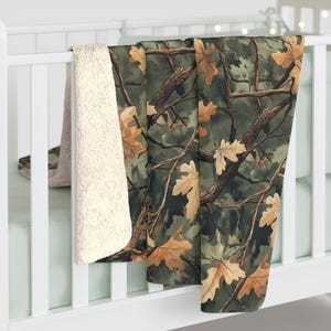 Woodland camouflage sherpafleece deken | Gezellig cadeau voor jagers en natuurliefhebbers | Rustieke plaid voor buitenliefhebbers