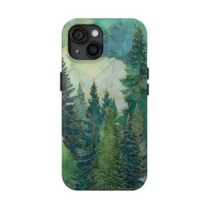 Puede incluir: Funda de teléfono con un diseño de bosque, que muestra altos árboles de hoja perenne en tonos verdes y dorados. El diseño tiene un efecto de acuarela, con una cordillera en el fondo. La funda tiene un acabado brillante y un recorte para la cámara dual.