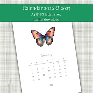 Könnte beinhalten: Eine weiße Kalenderseite für Januar 2026 mit einer farbenfrohen Schmetterlingsillustration. Der Kalender zeigt Daten und Wochentage an, mit dem Jahr 2026 unten. Der Text oben lautet "Kalender 2026 & 2027, A4 & US Letter Größe, digitaler Download."