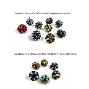 Op de afbeelding: Een assortiment van kleine, geperde, bloemvormige knopen in verschillende kleuren, waaronder blauw, groen, paars, rood en bruin. De tekst "Super Duo buttons/beaded beads/earring components" en "DiamonDuo buttons/beaded beads/earring components" is zichtbaar in de afbeelding.
