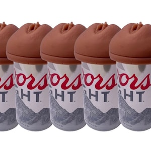 Könnte beinhalten: Fünf braune Silikon-Getränkedosen-Abdeckungen mit einem erhabenen Design. Die Abdeckungen befinden sich auf silbernen Dosen mit dem in Rot gedruckten Text "Coors Light".