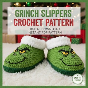 以下が含まれることがあります： 白いフェイクファーのトリムが付いた、緑色の手編み Grinch スリッパのペア。 スリッパには、黄色の目と黒い笑顔の刺繍された Grinch の顔があります。 画像には「Grinch Slippers Crochet Pattern」というテキストが含まれています。