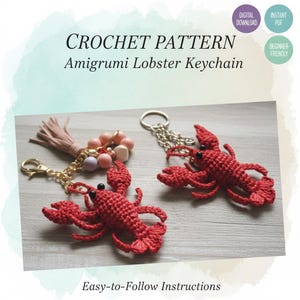 Puede incluir: Dos llaveros de langosta roja de ganchillo con ojos negros y enganches de cadena plateada. Un llavero tiene una borla y adornos de cuentas. La imagen incluye el texto "CROCHET PATTERN Amigurumi Lobster Keychain" y "Easy-to-Follow Instructions."