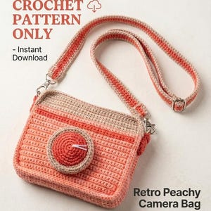 Op de afbeelding: Een haakpatroon voor een rechthoekige cameratas van perzikkleurig en beige garen. De tas heeft een cirkelvormig, lensachtig detail aan de voorzijde, een lange verstelbare schouderband met metalen gespen en de tekst CROCHET PATTERN ONLY en Retro Peachy Camera Bag.