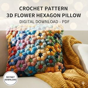Könnte beinhalten: Ein farbenfrohes gehäkeltes Kissen mit einem 3D-Blumen-Hexagon-Design. Das Kissen ist in verschiedenen Farben gehalten, darunter Blau, Rot, Gelb und Grün. Der Text auf dem Bild lautet "CROCHET PATTERN 3D FLOWER HEXAGON PILLOW DIGITAL DOWNLOAD - PDF".
