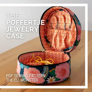 Op de afbeelding: Een ronde, stoffen juwelendoos met een bloemenprint en een contrasterende oranje-witte geometrische voering. De doos is open en laat een compartiment zien voor het opbergen van sieraden. De tekst "THE POFFERTJE JEWELRY CASE" is bovenaan de afbeelding gedrukt. De tekst "PDF SEWING PATTERN THE ELI MONSTER" is onderaan de afbeelding gedrukt.