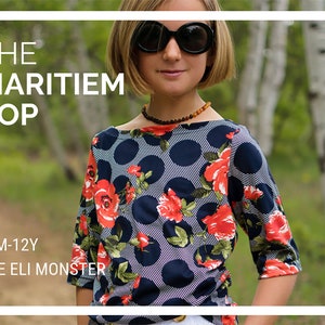 Puede incluir: Una niña lleva una blusa de rayas azul marino y blancas con detalles florales rojos y lunares negros grandes. La blusa tiene cuello barco y mangas 3/4. El texto "THE MARITIEM TOP" y "18M-12Y THE ELI MONSTER" es visible en la imagen.