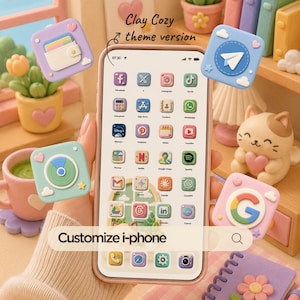 Könnte beinhalten: Ein Smartphone mit einem App-Icon-Thema in Pastellfarben und der Beschriftung Clay Cozy theme version. Der Bildschirm zeigt ein Raster aus weichen, 3D-artigen Icons für verschiedene Apps, umgeben von schwebenden dekorativen Icons wie einer Brieftasche, einem Papierflieger, einem Radar und dem Google-Logo.