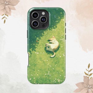 Puede incluir: Funda de teléfono verde con una ilustración caprichosa de un gato color crema tumbado en un campo de hierba. El diseño incluye flores blancas y un pequeño insecto rojo. La funda tiene un borde verde oscuro y un recorte para la cámara.