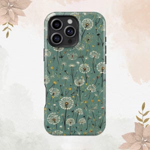 Puede incluir: Una funda para teléfono azul turquesa con un patrón de dientes de león blancos. La funda tiene un borde negro y un recorte para la cámara.