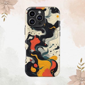 Puede incluir: Una funda de teléfono con un diseño abstracto colorido. La funda tiene un borde negro y un fondo crema con un patrón arremolinado de formas negras, naranjas, amarillas y grises. La funda tiene un recorte para la cámara.