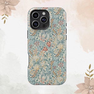 Puede incluir: Una funda para teléfono con un patrón floral que presenta lirios, hojas y pequeñas flores en tonos azules, verdes, amarillos y rojos sobre un fondo crema.