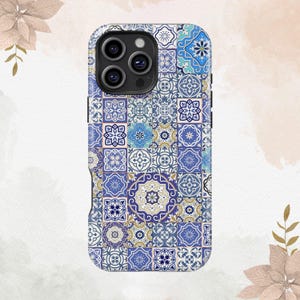 Puede incluir: Una funda de teléfono con un diseño de mosaico de azulejos en tonos azules, blancos y amarillos. La funda presenta un patrón de formas geométricas y motivos florales, creando un aspecto decorativo y artístico. La funda está diseñada para un smartphone.