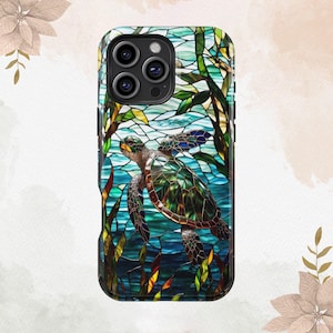 Puede incluir: Una funda para teléfono de vidrio tintado con una tortuga marina nadando en un océano azul y verde con algas marinas. La funda tiene un borde negro y un recorte para la cámara.