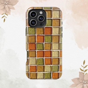 Puede incluir: Una funda de teléfono con un diseño de mosaico. La funda presenta un patrón de pequeñas baldosas cuadradas en tonos naranja, verde y dorado. La funda tiene un acabado brillante y un módulo de cámara negro.