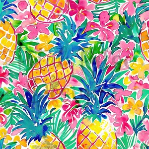 Op de afbeelding: Een levendig herhalend patroon met ananassen in aquarel-stijl in geel- en oranjetinten, afgewisseld met felroze hibiscusbloemen en diepblauw-groen tropisch gebladerte op een heldere witte achtergrond.