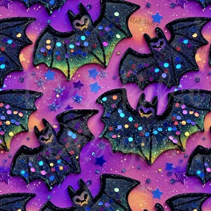 Op de afbeelding: Een herhalend patroon met zwarte vleermuizen met iriserende, veelkleurige glitteraccenten op hun vleugels. De achtergrond is een levendig verloop van paars en oranje, versierd met kleine, verspreide blauwe en paarse stervormige confetti.