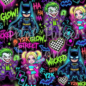 Puede incluir: Un patrón de tela negro con personajes de dibujos animados en colores neón, incluyendo a Batman, el Joker y Harley Quinn. El diseño incluye textos como GLOW, HA HA HA, Y2K, STREET y WICKED, junto con naipes, corazones y símbolos de murciélagos.