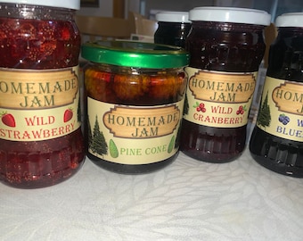 Hausgemachte Marmelade aus Walderdbeeren, Waldheidelbeeren und mehr ...
