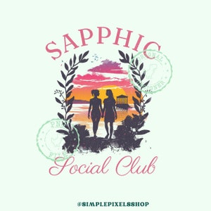 Könnte beinhalten: Silhouette von zwei Personen, die bei Sonnenuntergang am Strand stehen, mit einem Tempel im Hintergrund. Der Text "Sapphic Social Club" steht unter dem Bild. Der Text "Original Designer" befindet sich in einem runden Stempel über dem Bild.
