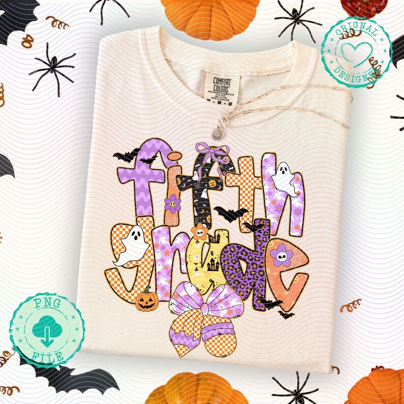K&ouml;nnte beinhalten: Cremefarbenes Sweatshirt mit dem Schriftzug "Fifth Grade" in einem farbenfrohen Halloween-Design. Das Design umfasst Geister, Flederm&auml;use, K&uuml;rbisse und eine Schleife. Das Sweatshirt hat einen Rundhalsausschnitt und lange &Auml;rmel.