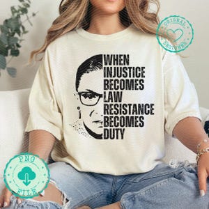 Pode incluir: Uma camiseta branca com uma imagem em preto e branco de Ruth Bader Ginsburg e o texto "Quando a injustiça se torna lei, a resistência se torna dever."